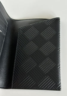 Neu mit Etikett: 380 $ Bottega Veneta Reisepasshülle aus geprägtem Leder Schwarz/Silber 667061 IT