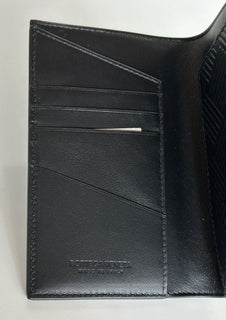 Neu mit Etikett: 380 $ Bottega Veneta Reisepasshülle aus geprägtem Leder Schwarz/Silber 667061 IT