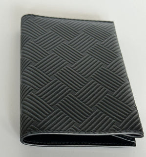 Neu mit Etikett: 380 $ Bottega Veneta Reisepasshülle aus geprägtem Leder Schwarz/Silber 667061 IT