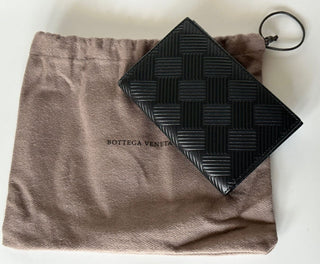 Neu mit Etikett: 380 $ Bottega Veneta Reisepasshülle aus geprägtem Leder Schwarz/Silber 667061 IT