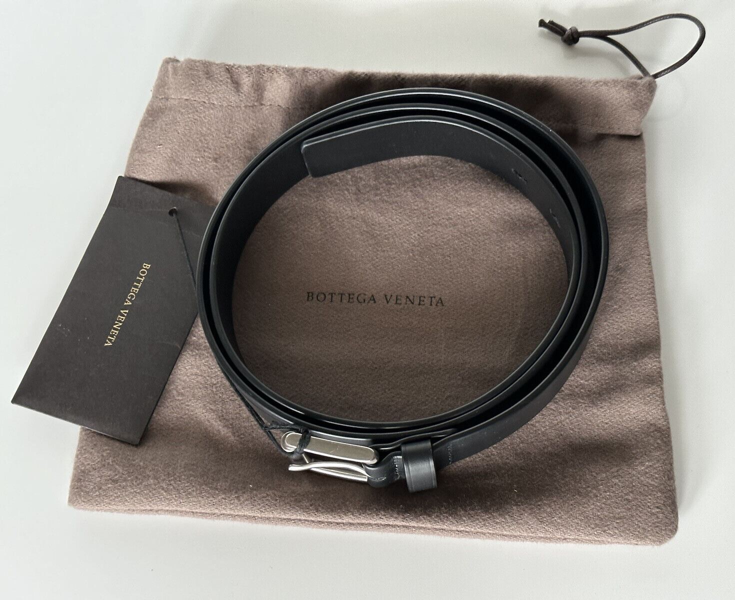 Neu mit Etikett: 480 $ Bottega Veneta Langloch-Gürtel aus mattem Leder in Schwarz 110/44 574858 