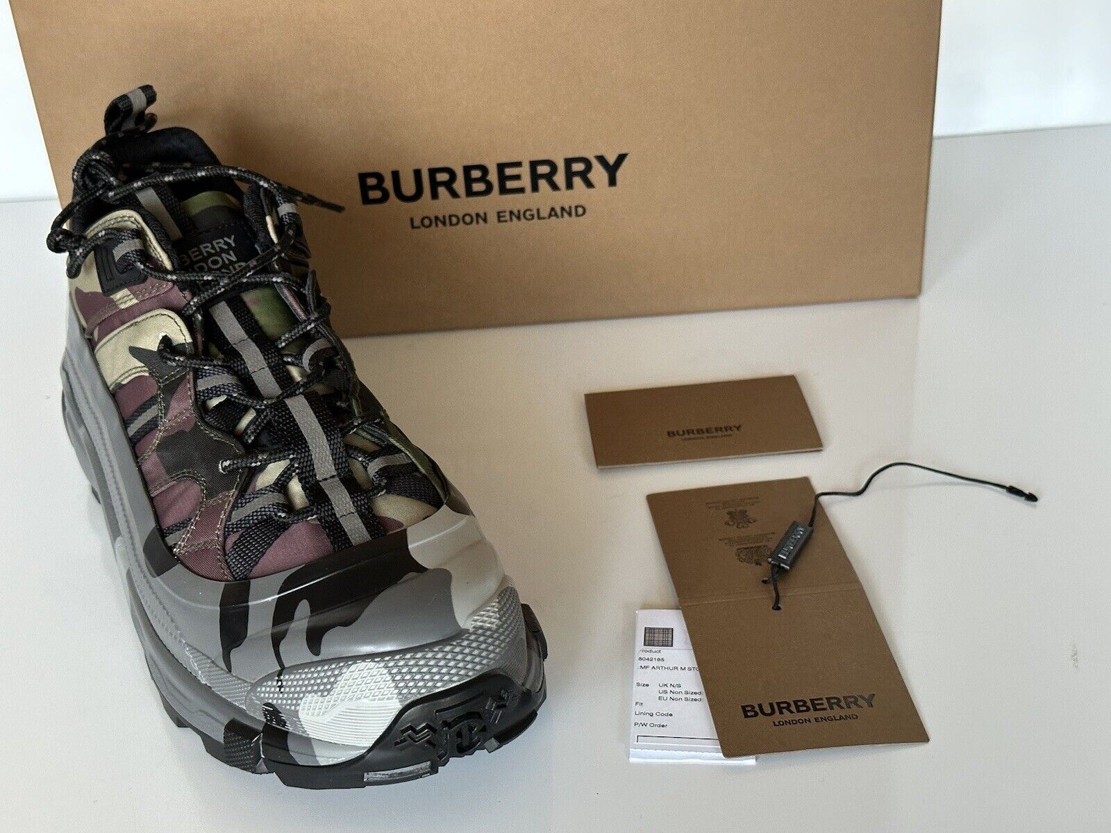 NIB $890 Burberry Men's Arthur Mangrove Green Sneakers 11 US (44 Eu) 8042185 IT