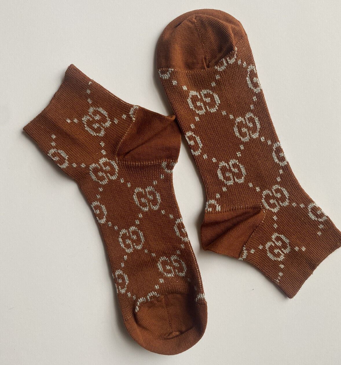 Neu mit Etikett: Gucci Mini Greek Interlocking GG Socken in Silber/Braun, Größe S (Größe 8) 631451 