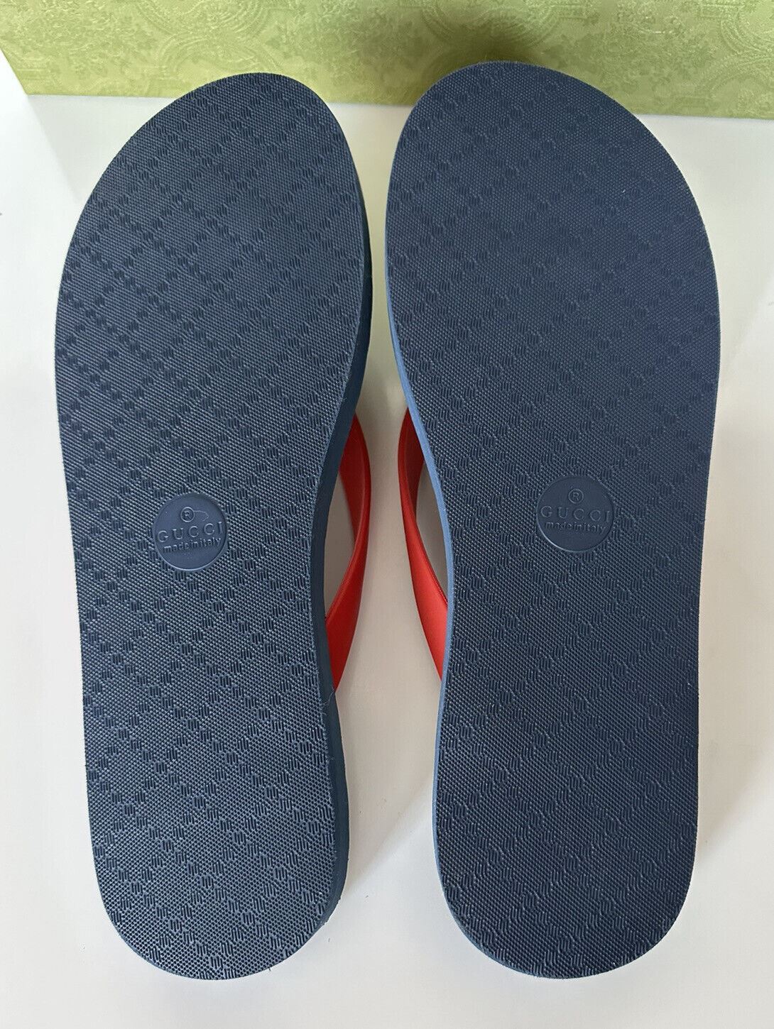 NIB Gucci Herren-Flipflops mit doppeltem G-Tanga in Rot/Blau, 9,5 US (Gucci 9) 659229