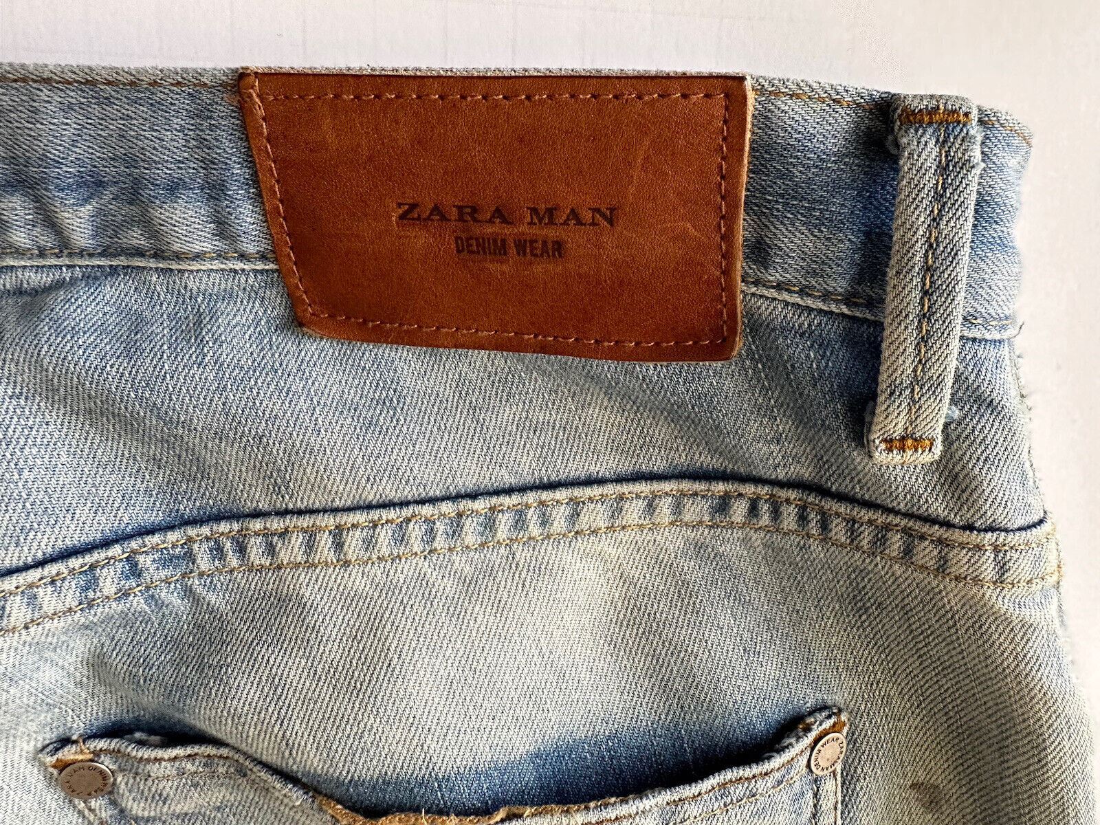 Hellblaue, moderne Jeans von ZARA für Herren, Größe 32 US (34 Zoll gemessen)