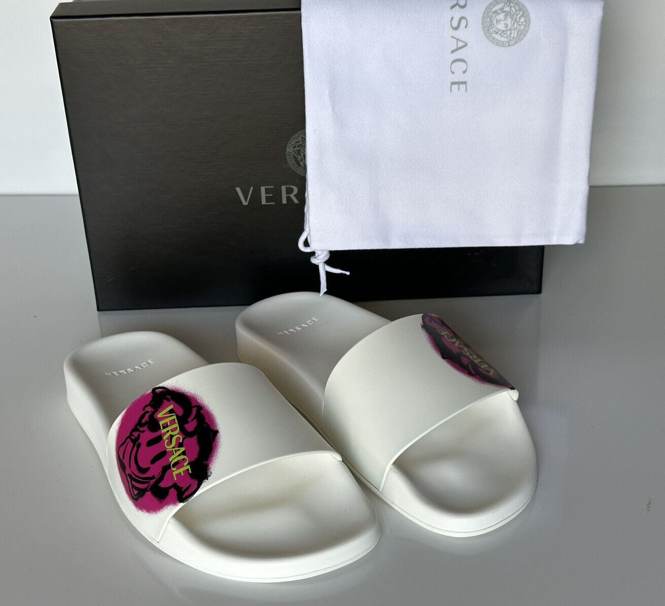 NIB $ 500 Versace Smiley Medusa Slides Sandalen Weiß/Fuxia 8 US DSR609CN Italien 