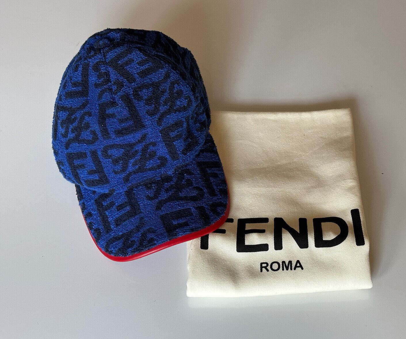 Neu mit Etikett: 530 $ Fendi Frottee-Baseballkappe Blau/Rot, hergestellt in Italien FXQ776 
