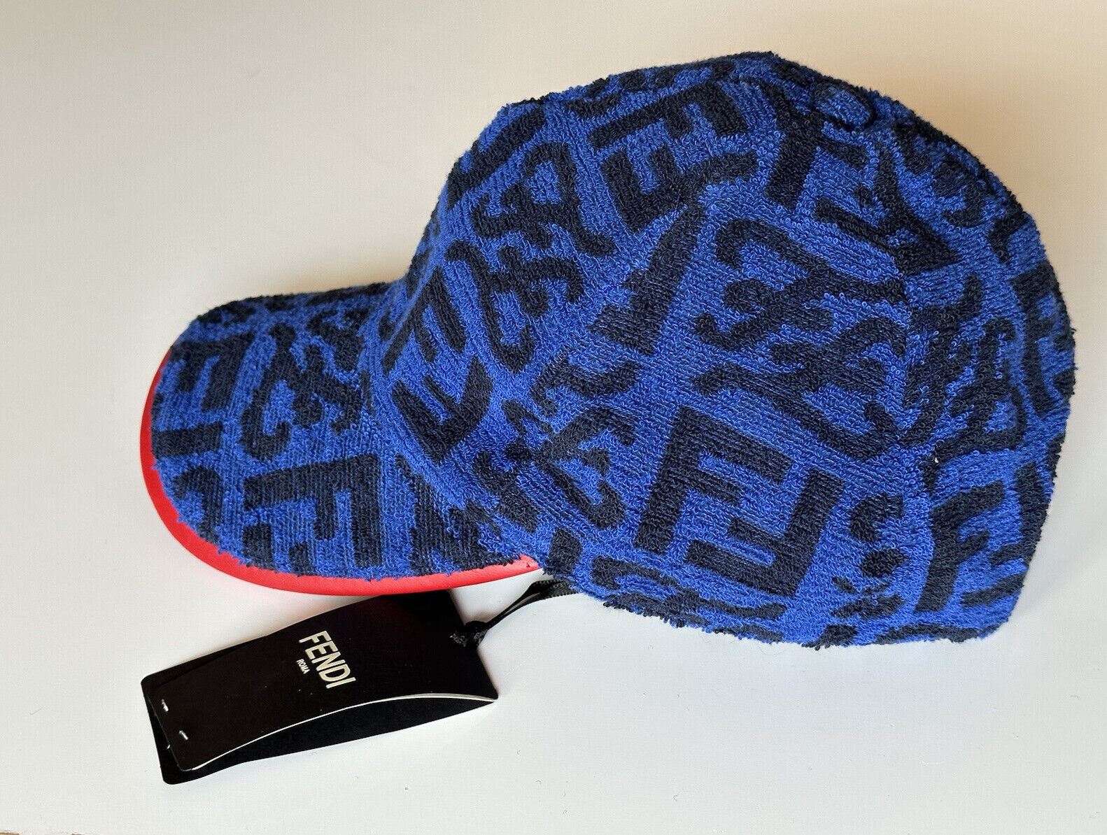 Neu mit Etikett: 530 $ Fendi Frottee-Baseballkappe Blau/Rot, hergestellt in Italien FXQ776 