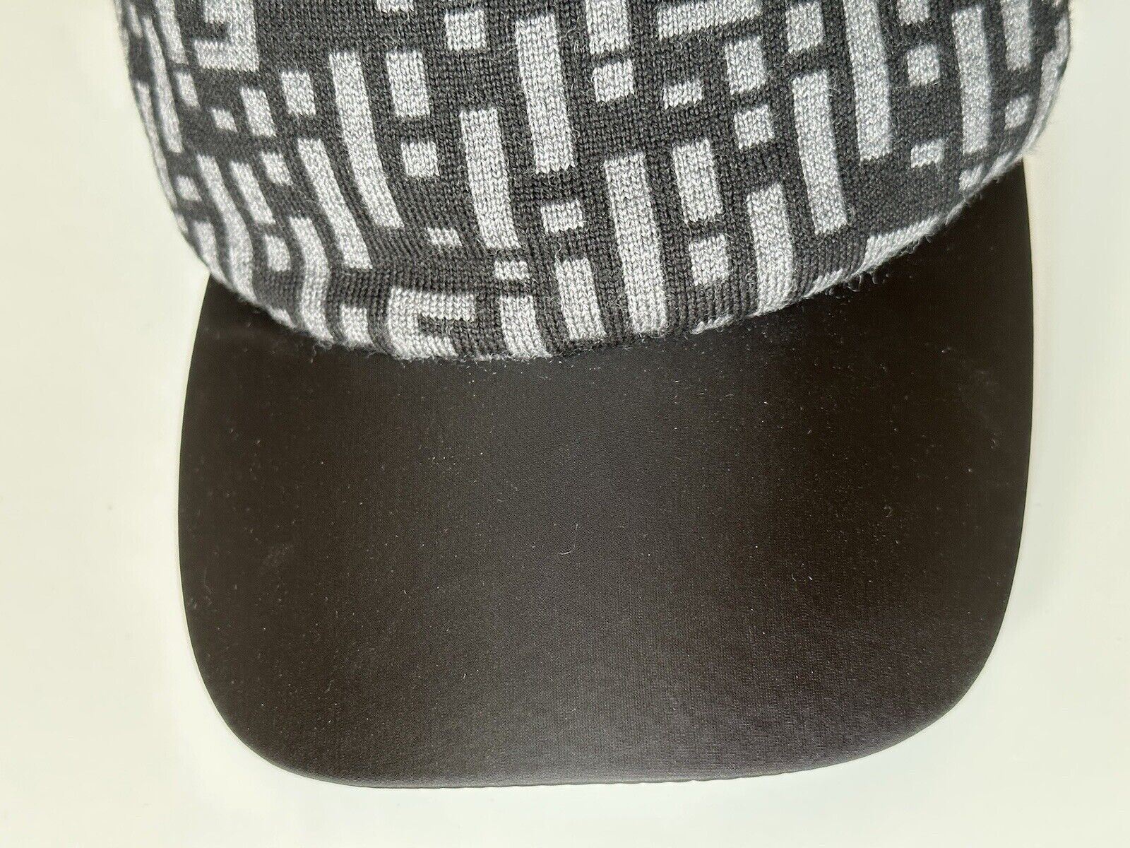 NWT 530 $ Fendi Logo Baseball Cap Grau/Schwarz Hut Hergestellt in Italien FXQ782 