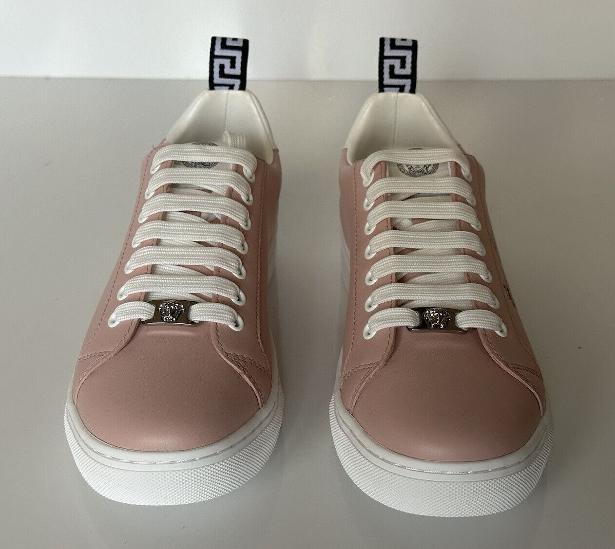 СПИ $750 Versace Low Top Румяные/белые кожаные кроссовки 9 США (39 евро) 1002773 