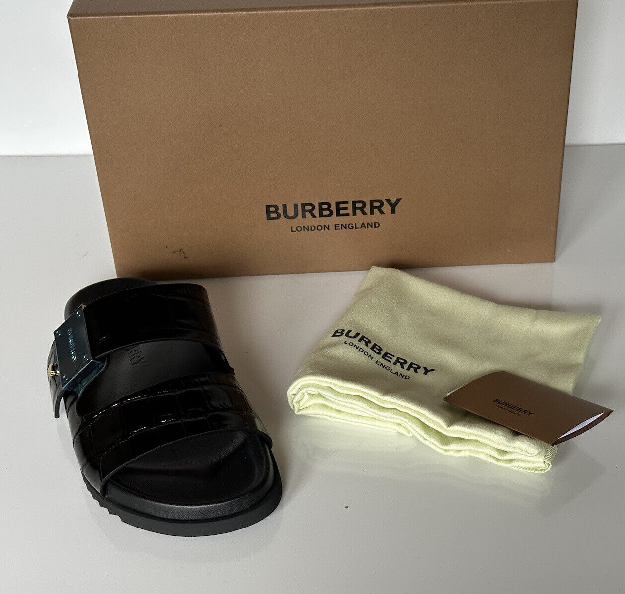 NIB $ 770 Burberry Olympia Damen-Sandalen in glänzendem Schwarz 7 US (37) 8053308 Italien 