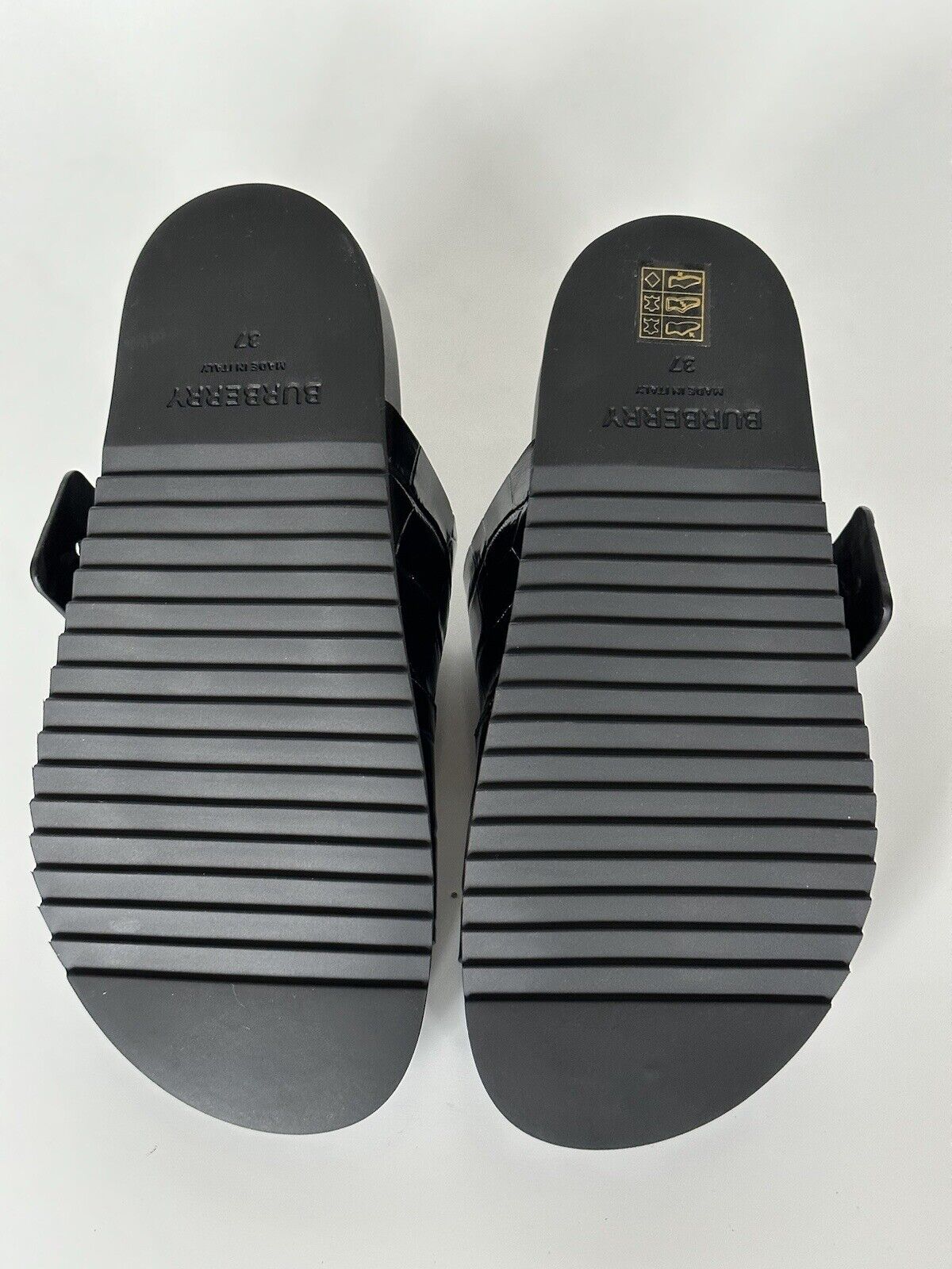 NIB $ 770 Burberry Olympia Damen-Sandalen in glänzendem Schwarz 7 US (37) 8053308 Italien 