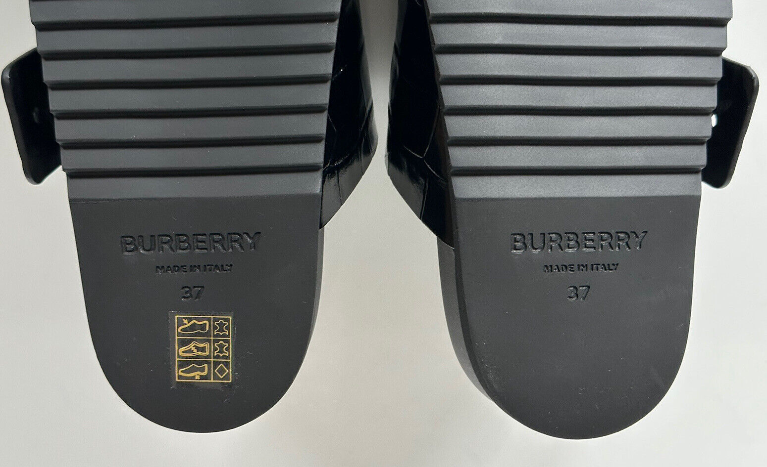 NIB $ 770 Burberry Olympia Damen-Sandalen in glänzendem Schwarz 7 US (37) 8053308 Italien 