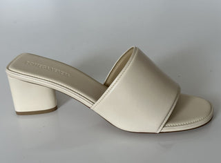 Сандалии Bottega Veneta из телячьей кожи, белые, 7,5, США, 651378, Италия, 760 долларов США. 