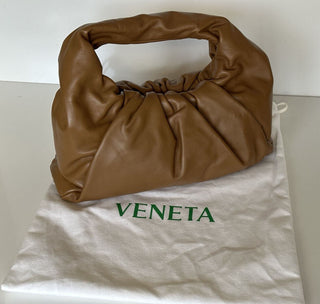 Neu mit Etikett: 3.000 $ Bottega Veneta Mittelgroße Hobo-Umhängetasche aus Leder Teak-Gold 610524 Italien