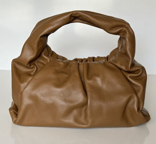 Neu mit Etikett: 3.000 $ Bottega Veneta Mittelgroße Hobo-Umhängetasche aus Leder Teak-Gold 610524 Italien
