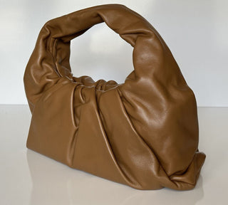 Neu mit Etikett: 3.000 $ Bottega Veneta Mittelgroße Hobo-Umhängetasche aus Leder Teak-Gold 610524 Italien