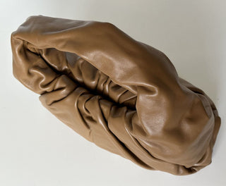 Neu mit Etikett: 3.000 $ Bottega Veneta Mittelgroße Hobo-Umhängetasche aus Leder Teak-Gold 610524 Italien