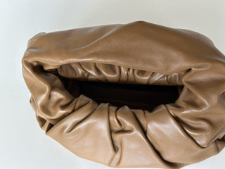 Neu mit Etikett: 3.000 $ Bottega Veneta Mittelgroße Hobo-Umhängetasche aus Leder Teak-Gold 610524 Italien