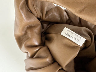 Neu mit Etikett: 3.000 $ Bottega Veneta Mittelgroße Hobo-Umhängetasche aus Leder Teak-Gold 610524 Italien