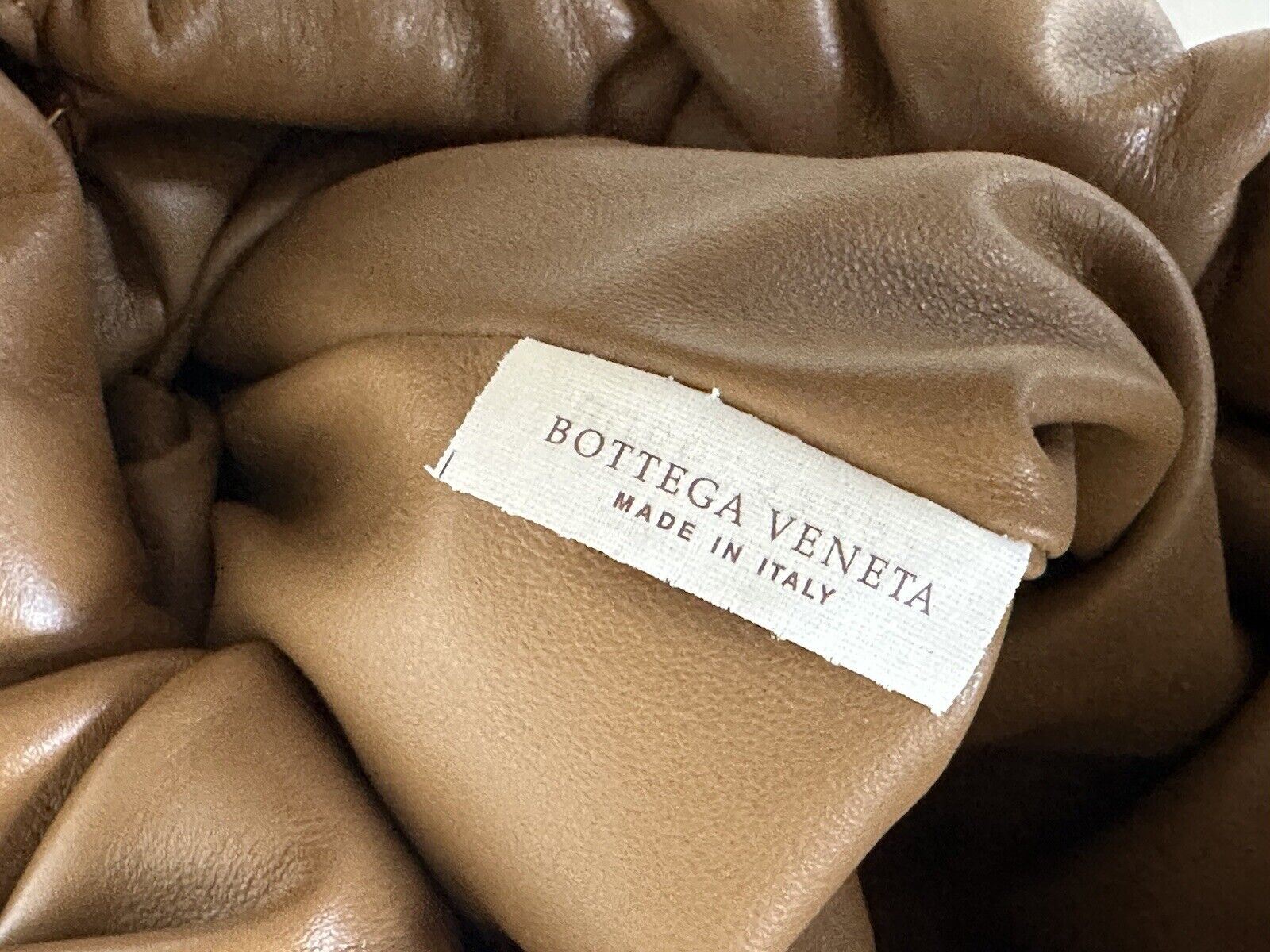 Neu mit Etikett: 3.000 $ Bottega Veneta Mittelgroße Hobo-Umhängetasche aus Leder Teak-Gold 610524 Italien