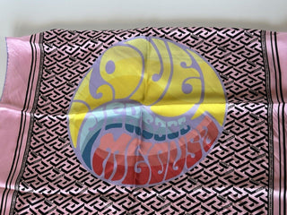 СЗТ 295 долларов Versace Шарф Love Medusa из шелкового твила с монограммой, 25,5 x 26 дюймов, Италия 1001601 