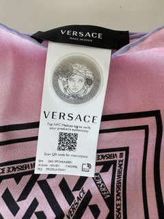 СЗТ 295 долларов Versace Шарф Love Medusa из шелкового твила с монограммой, 25,5 x 26 дюймов, Италия 1001601 