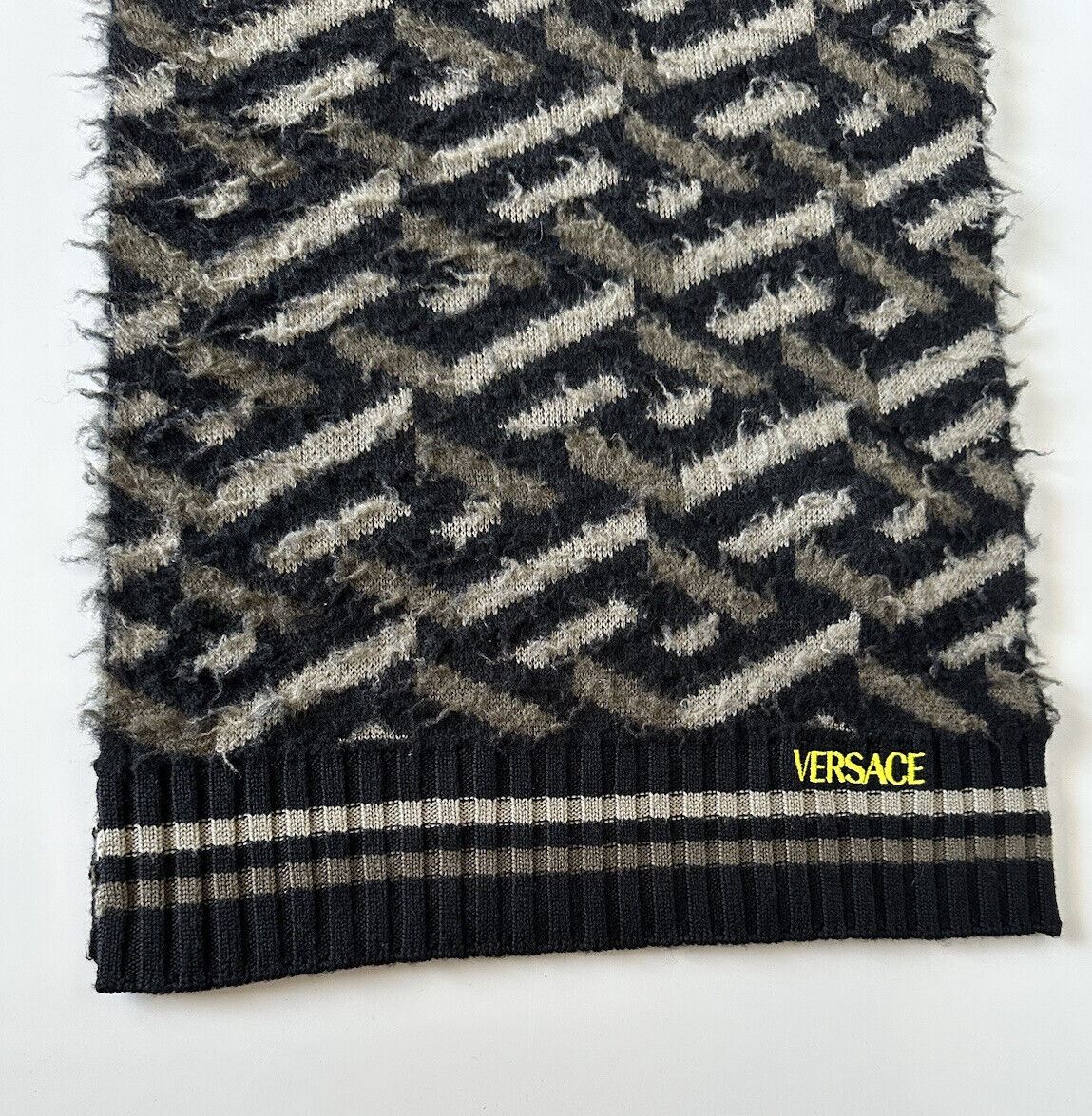 Neu mit Etikett: 595 $ Versace-Strickschal aus gebürsteter Jacquard-Wolle in Schwarz/Grau, 14 B x 72 L, IT 1002258 