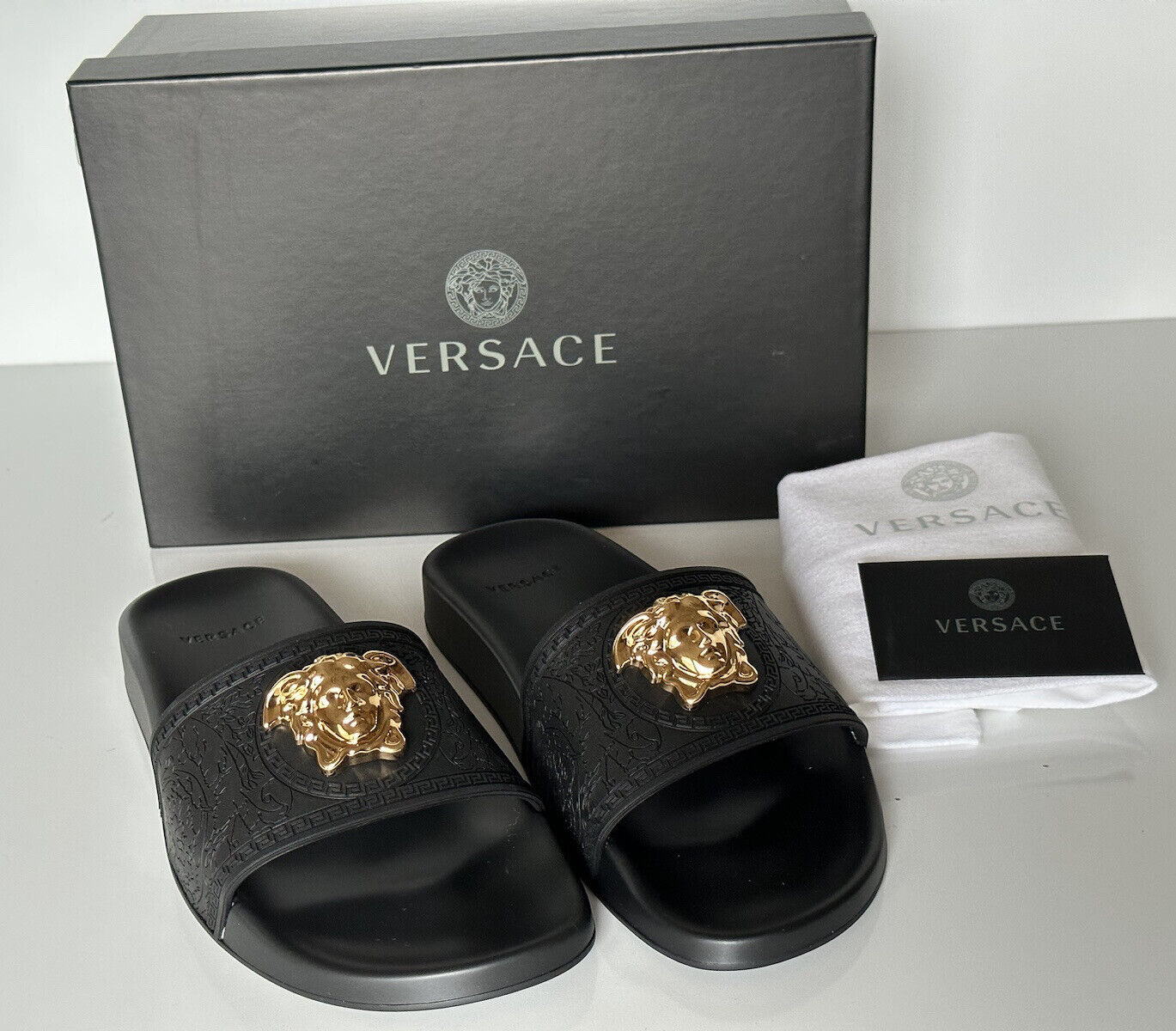 NIB $450 Versace Gold Medusa Head Slides Sandaals Black 10 US (40 Euro) Italy