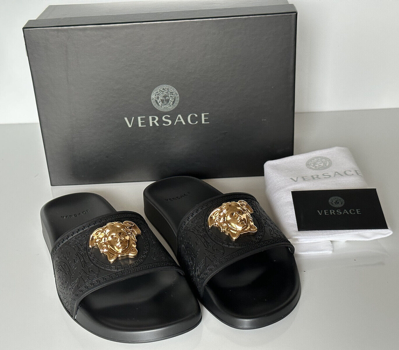 NIB $ 450 Versace Gold Medusa Head Slides Sandalen Schwarz 7 US (37 Euro) Italien 