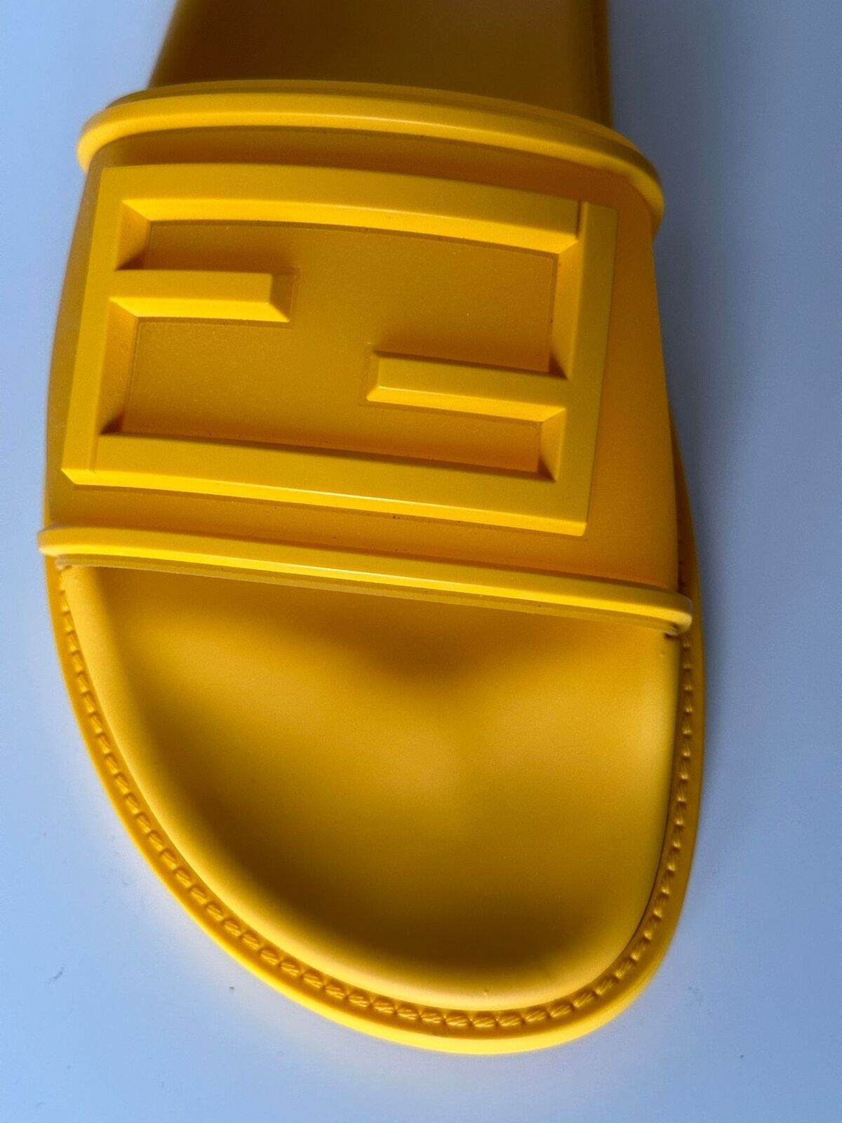 NIB 470 долларов США Мужские резиновые шлепанцы Fendi FF, желтые 10 США/9 Великобритания Италия 7X1522 