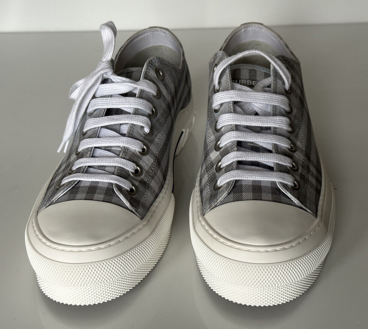 NIB $ 590 Burberry Herren-Low-Top-Sneaker mit grauen Karos, 12,5 US (45,5) 8052341 IT 