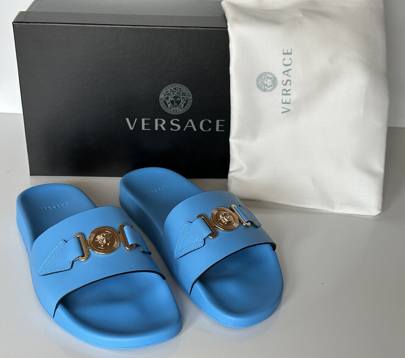 NIB $ 575 Versace Gold Medusa Leder/Gummi Sandalen Blau 9 US (42) 1004983 Italien