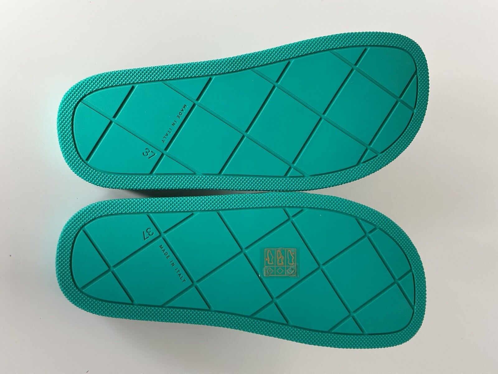 NIB $ 420 Bottega Veneta Damen Matt Rubber Green Slides Sandalen 8 US (38) 640051