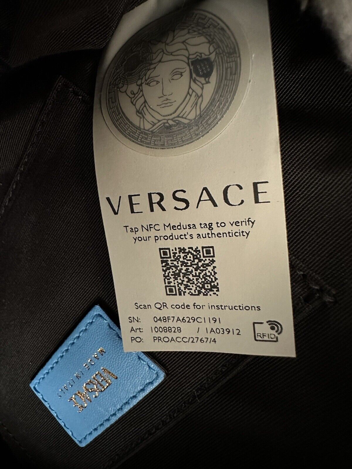 Neu mit Etikett: 1275 $ Versace Mittelgroße Umhängetasche aus gestepptem Lammleder in Blau 1008828 Italien 