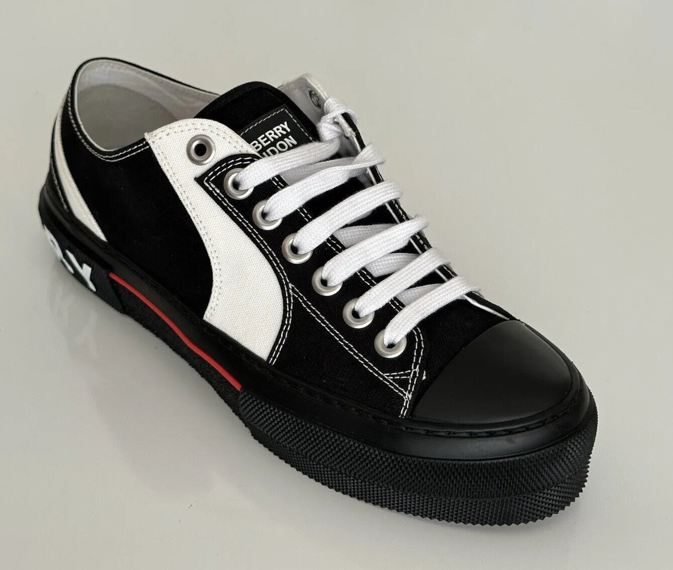 Мужские черно-белые низкие кроссовки Burberry стоимостью 720 долларов США 10 США (43 евро) 8056929 IT 
