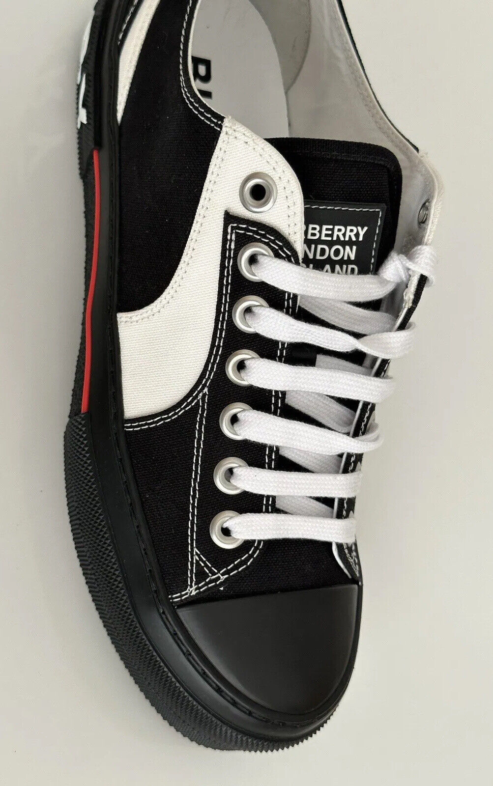 Мужские черно-белые низкие кроссовки Burberry стоимостью 720 долларов США 10 США (43 евро) 8056929 IT 