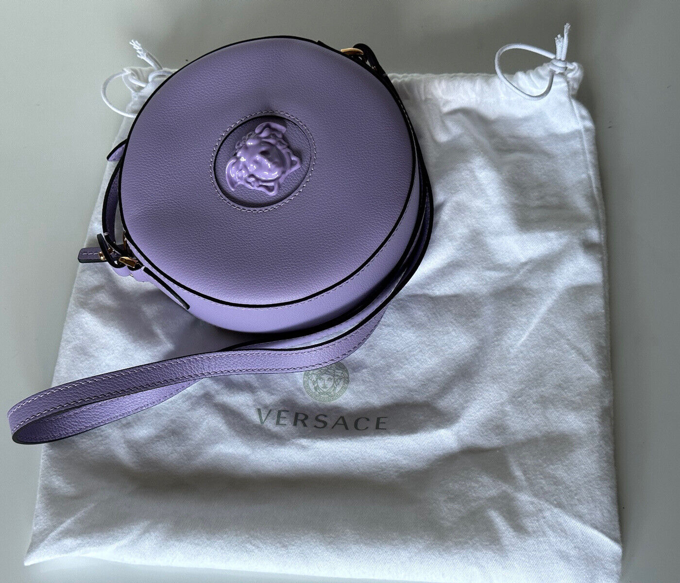 NWT $1295 Versace Круглая сиреневая сумка через плечо из кожи теленка Medusa DBFI050 IT 
