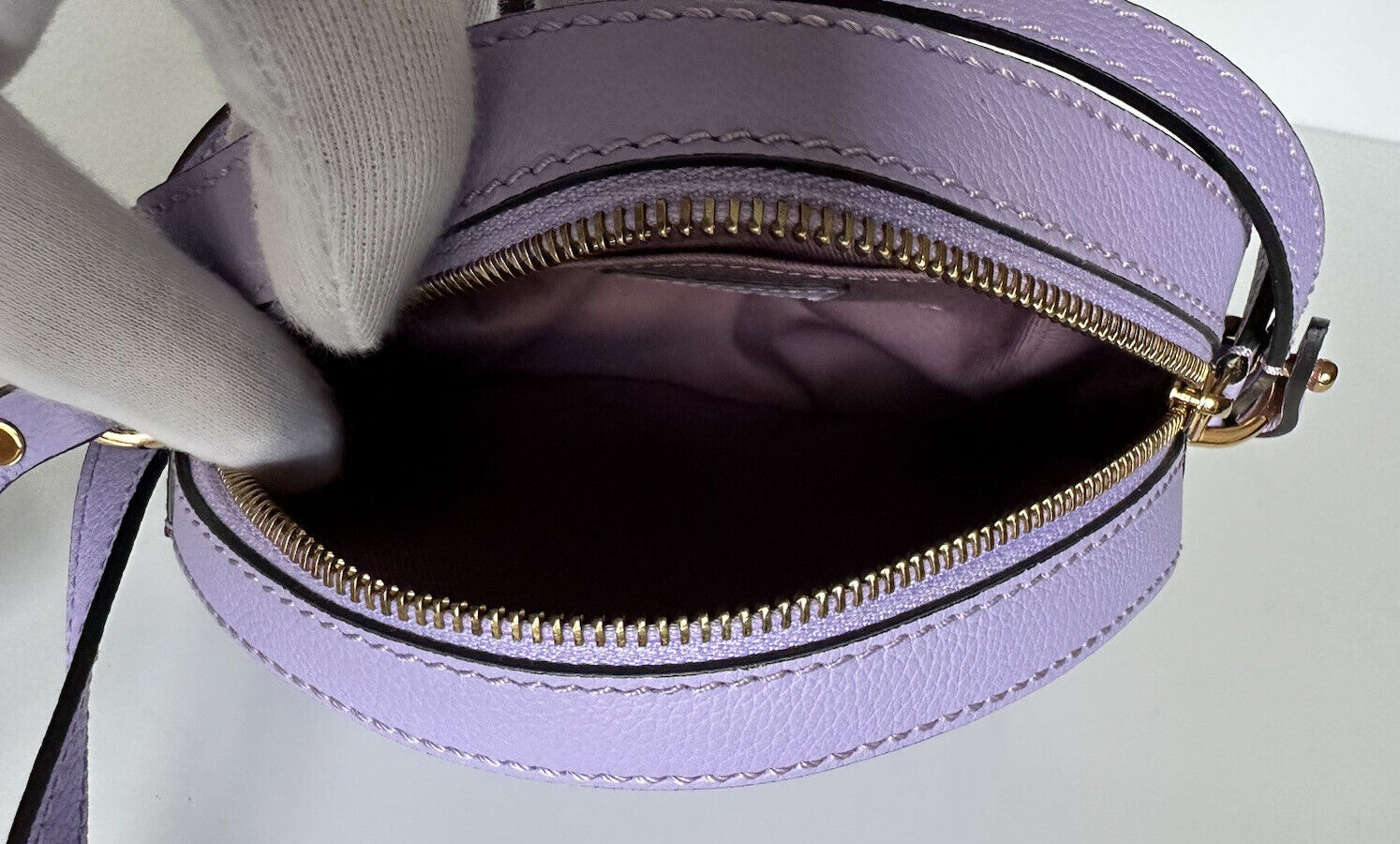 Neu mit Etikett: 1295 $ Versace Medusa Head Runde Umhängetasche aus Kalbsleder in Flieder DBFI050 IT 