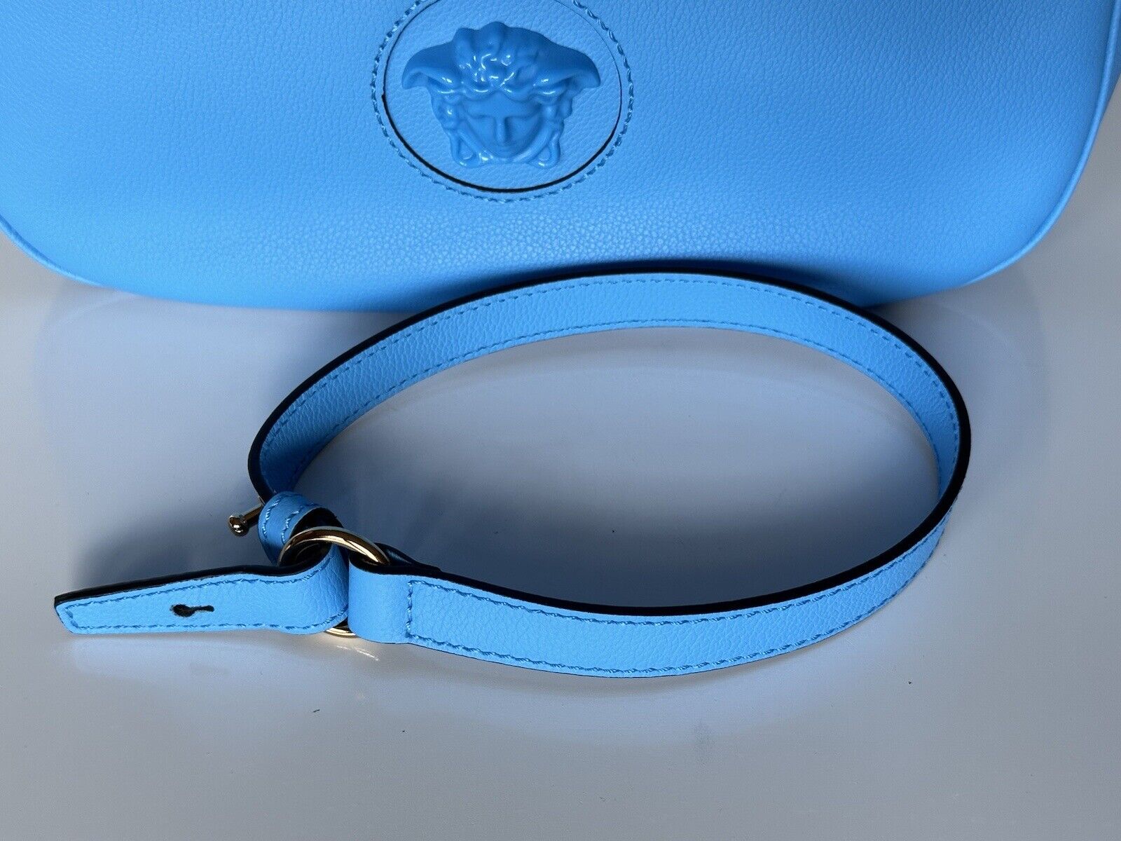 Neu mit Etikett: 1875 $ Versace Medusa Head Kalbsleder Blau Mittelgroße Hobo-Tasche 1000699 IT 