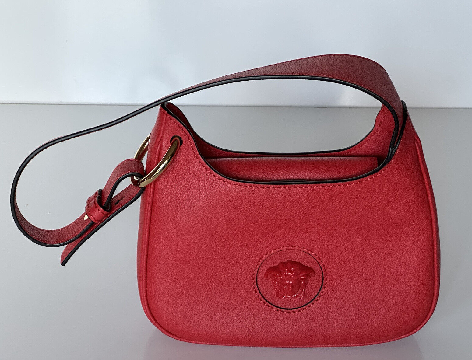 Neu mit Etikett: 1.450 $ Versace Mini-Hobo-Tasche mit Medusa-Kopf aus Kalbsleder in Rot 1000802 IT 