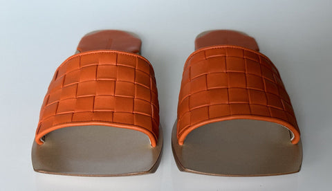 NIB $ 620 Bottega Veneta Slip-on-Sandalen aus gebranntem Orange aus Leder 8,5 (38,5) 578372 