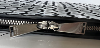 Новый блестящий кожаный чехол для документов Bottega Veneta Intrecciato, черный 592859, стоимостью 1900 долларов. 