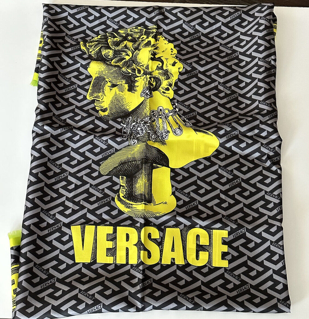 Новый шарф Versace из шелкового твила с логотипом «греческий ключ» размером 35,5 x 35,5 дюйма IT 1001600 за 875 долларов США.