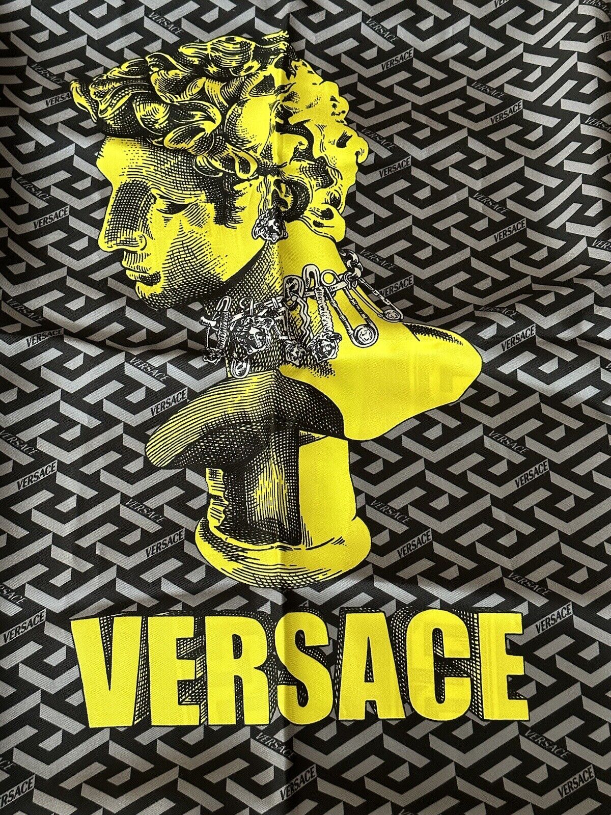 Новый шарф Versace из шелкового твила с логотипом «греческий ключ» размером 35,5 x 35,5 дюйма IT 1001600 за 875 долларов США.