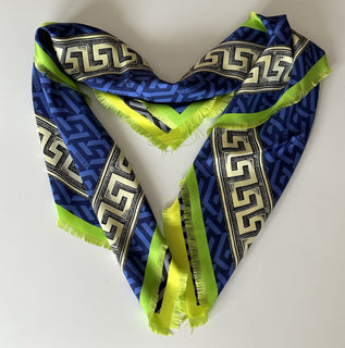 Новый шарф Versace из шелкового твила с логотипом «греческий ключ» размером 35,5 x 35,5 дюйма IT 1001600 за 875 долларов США.