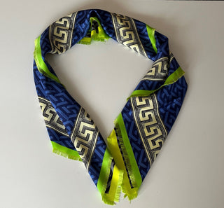 Новый шарф Versace из шелкового твила с логотипом «греческий ключ» размером 35,5 x 35,5 дюйма IT 1001600 за 875 долларов США.