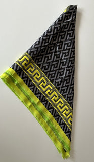 Новый шарф Versace из шелкового твила с логотипом «греческий ключ» размером 35,5 x 35,5 дюйма IT 1001600 за 875 долларов США.