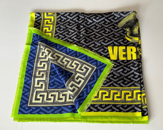 Новый шарф Versace из шелкового твила с логотипом «греческий ключ» размером 35,5 x 35,5 дюйма IT 1001600 за 875 долларов США.