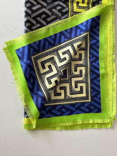 Новый шарф Versace из шелкового твила с логотипом «греческий ключ» размером 35,5 x 35,5 дюйма IT 1001600 за 875 долларов США.